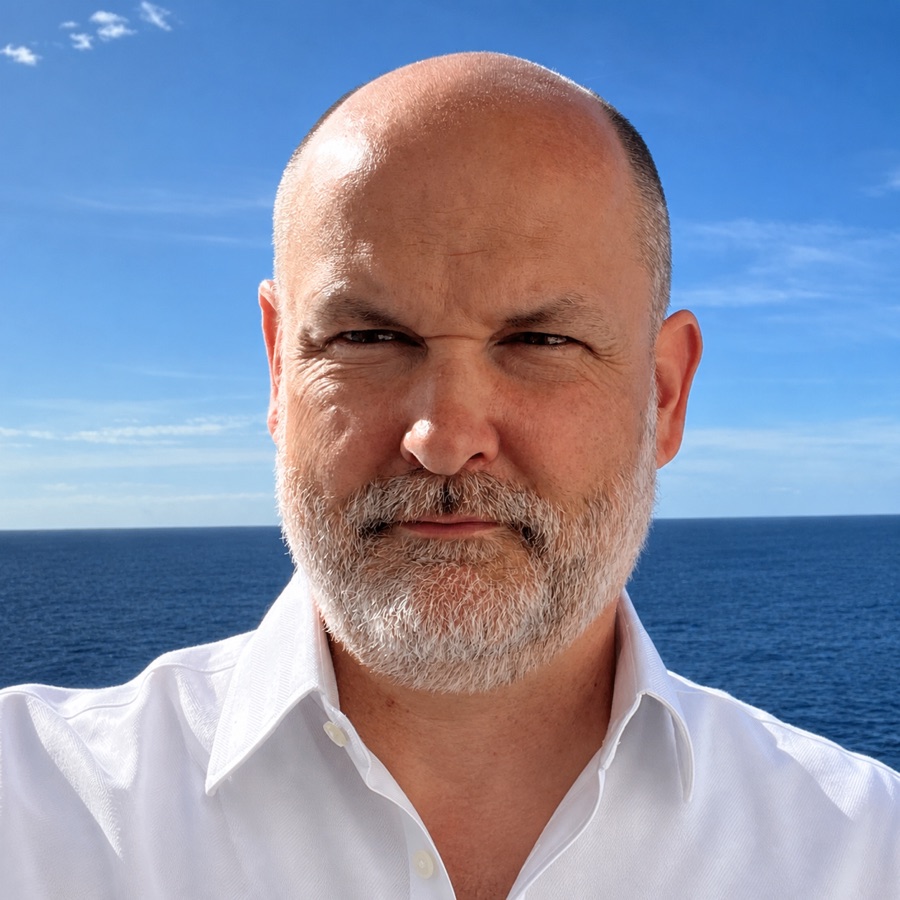Porträt von Stephan Urban vor blauem Himmel und Meer